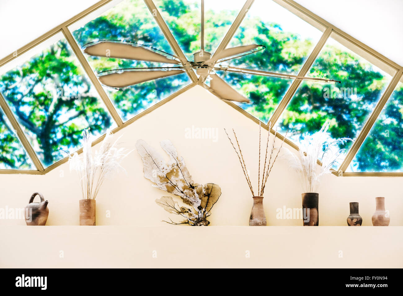 Design intérieur haute fenêtre salon haut mur objets de décoration Banque D'Images