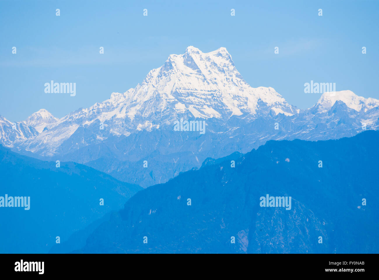 Vue de l'Himalayan peak Masang Gang (7165 m) sur la frontière nord du Bhoutan de Dochu La, un col à 3140 m dans l'ouest du Bhoutan. Banque D'Images