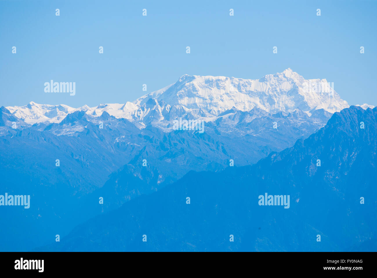 Vue de l'Himalayan peak (7541 Ganghar Gangkhar m) sur la frontière nord du Bhoutan de Dochu La, un col à 3140 m dans l'ouest du Bhoutan. Banque D'Images