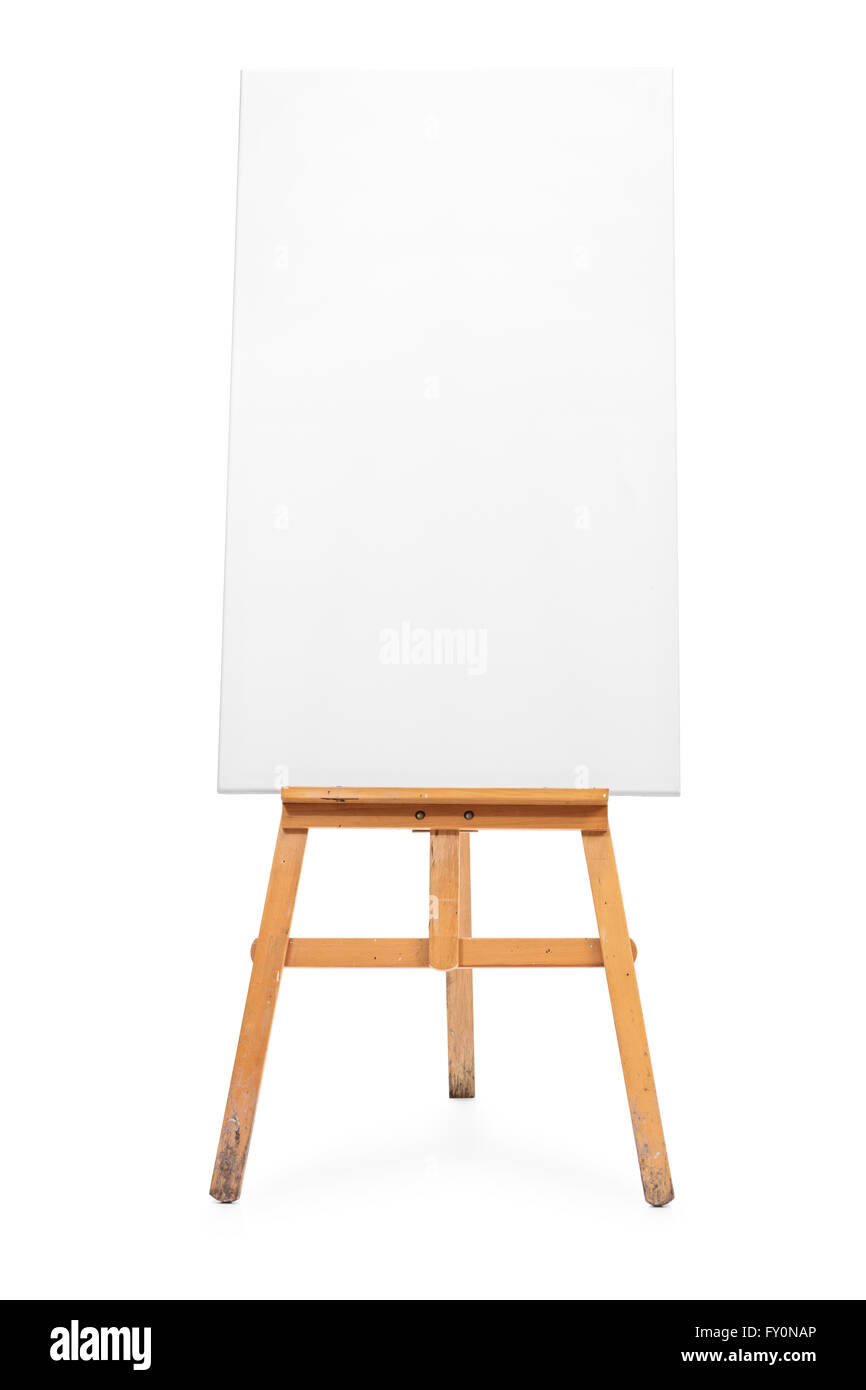 Shot verticale d'une toile vierge sur un chevalet en bois brun isolé sur fond blanc Banque D'Images