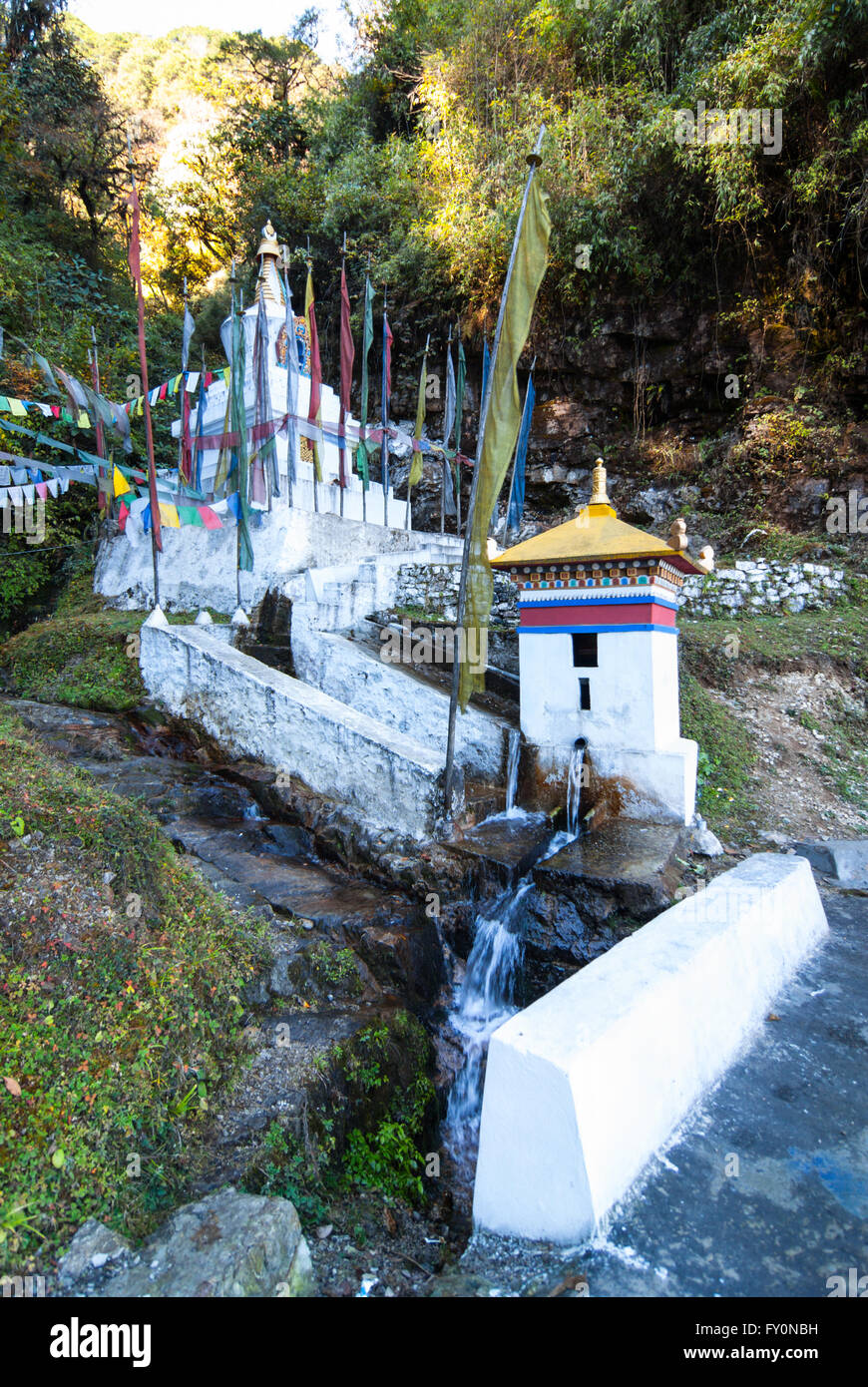 Tourné à l'eau et des roues de prière à côté de stupa route entre Dochu La et Metshina au Bhoutan Banque D'Images