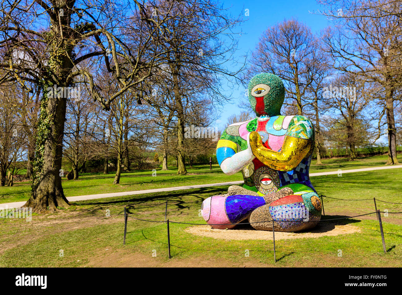 Bouddha Sculpture de Niki de Saint Phalle expose au Yorkshire Sculpture Park, Angleterre. Banque D'Images