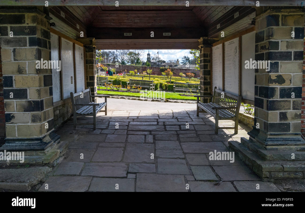 Vue à travers l'entrée de l'Jardins d'en face de monde tropical à Roundhay Park, Leeds, West Yorkshire, Royaume-Uni. Banque D'Images