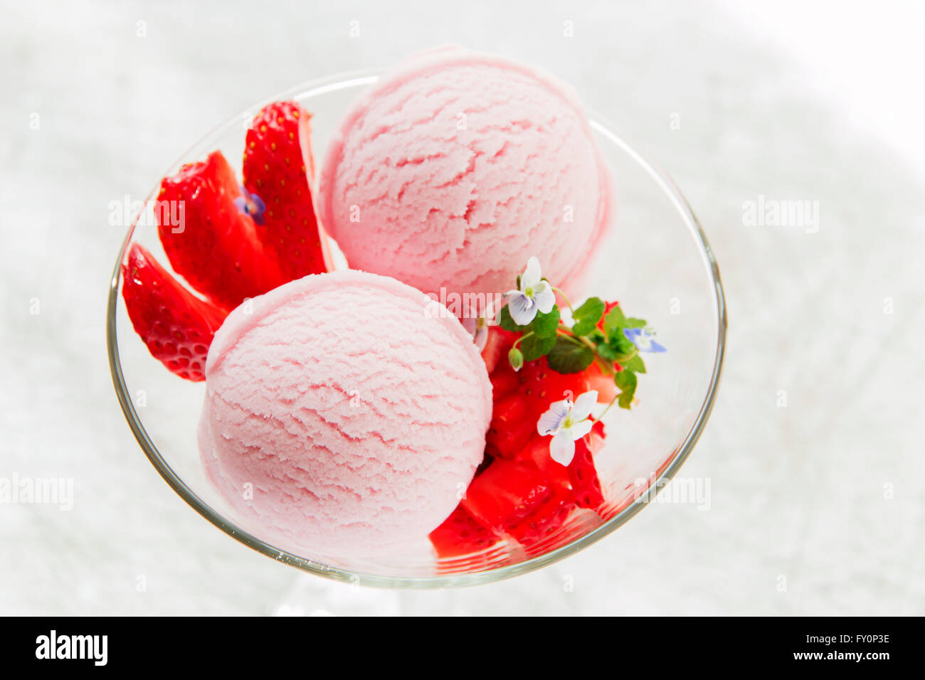 Boule de glace à la fraise avec des fraises fraîches Banque D'Images