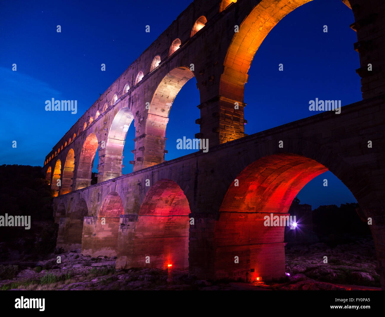 Pont du Gard la nuit Photo Stock - Alamy