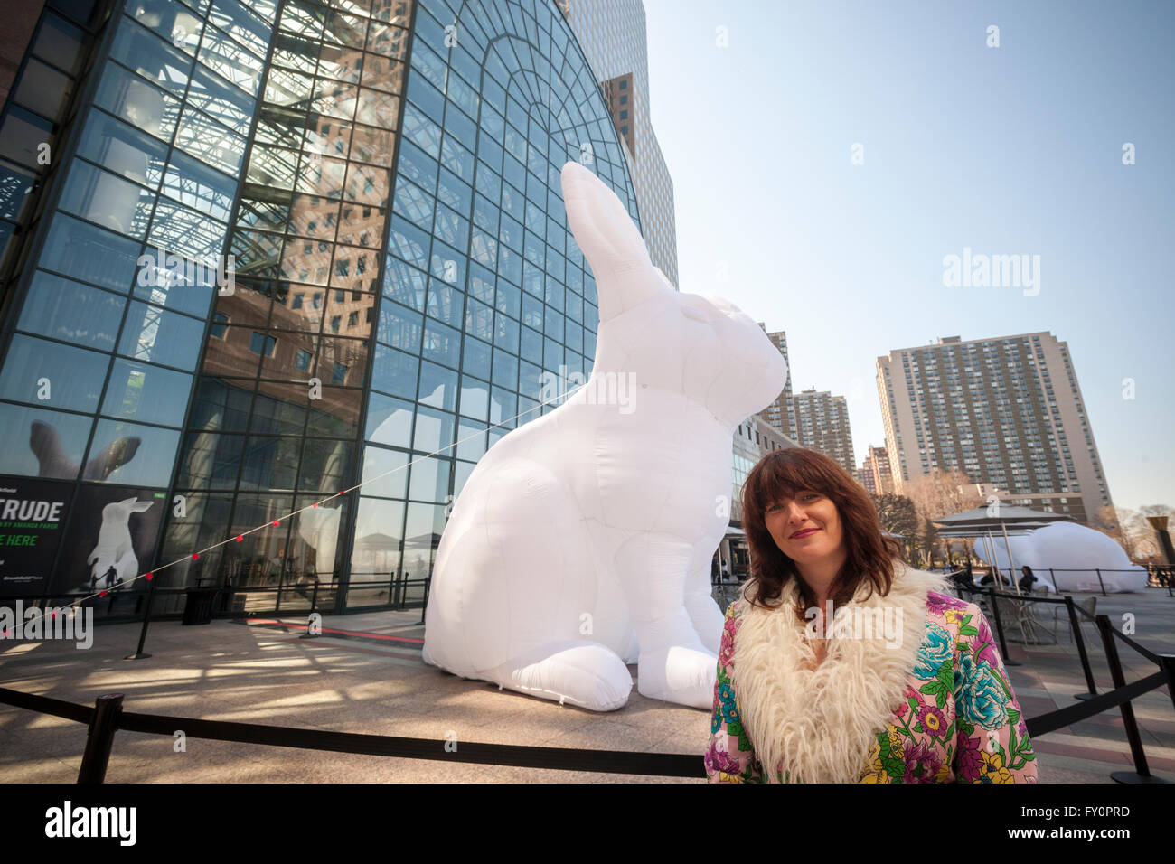 L'artiste Amanda parer en face de l'un de ses sept sculptures lapin gonflable géant intitulée "empiéter" sur l'affichage à Brookfield Place dans le Lower Manhattan à New York le Dimanche, Avril 17, 2016. Organisé par l'Brookfield Arts sculpture monumentale en nylon affiche l'humour des lapins surdimensionnées révélant le côté plus grave d'un problème environnemental comme les lapins sont une espèce envahissante en Australie. L'exposition sera présentée jusqu'au 30 avril quand il part en tournée à Houston et Los Angeles. (© Richard B. Levine) Banque D'Images