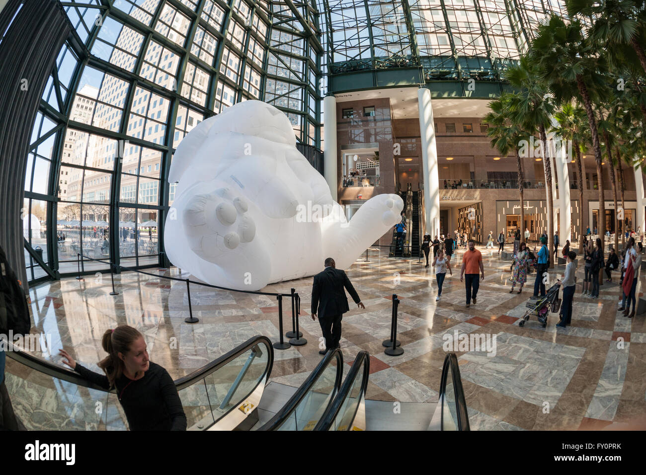 Sept sculptures lapin gonflable géant, intitulée "intrusion" par l'artiste australienne Amanda Parer exposés dans Brookfield Place dans le Lower Manhattan à New York le Dimanche, Avril 17, 2016. Organisé par l'Brookfield Arts sculpture monumentale en nylon affiche l'humour des lapins surdimensionnées révélant le côté plus grave d'un problème environnemental comme les lapins sont une espèce envahissante en Australie. L'exposition sera présentée jusqu'au 30 avril quand il part en tournée à Houston et Los Angeles. (© Richard B. Levine) Banque D'Images
