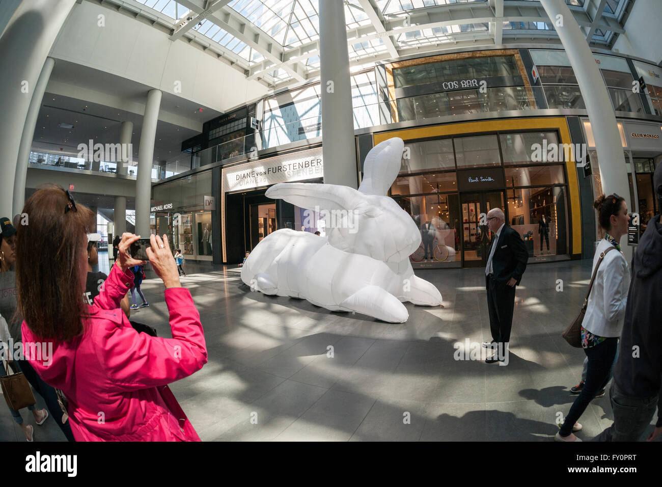 Sept sculptures lapin gonflable géant, intitulée "intrusion" par l'artiste australienne Amanda Parer exposés dans Brookfield Place dans le Lower Manhattan à New York le Dimanche, Avril 17, 2016. Organisé par l'Brookfield Arts sculpture monumentale en nylon affiche l'humour des lapins surdimensionnées révélant le côté plus grave d'un problème environnemental comme les lapins sont une espèce envahissante en Australie. (© Richard B. Levine) Banque D'Images