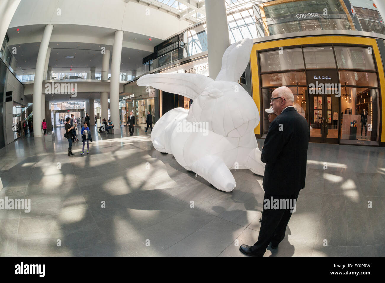 Sept sculptures lapin gonflable géant, intitulée "intrusion" par l'artiste australienne Amanda Parer exposés dans Brookfield Place dans le Lower Manhattan à New York le Dimanche, Avril 17, 2016. Organisé par l'Brookfield Arts sculpture monumentale en nylon affiche l'humour des lapins surdimensionnées révélant le côté plus grave d'un problème environnemental comme les lapins sont une espèce envahissante en Australie. L'exposition sera présentée jusqu'au 30 avril quand il part en tournée à Houston et Los Angeles. (© Richard B. Levine) Banque D'Images