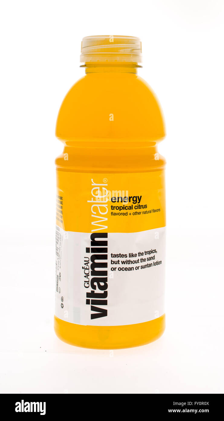 Winneconne, WI - 17 mai 2015 : Bouteille de Glaceau vitamine dans l'eau une saveur d'agrumes tropicaux. Banque D'Images