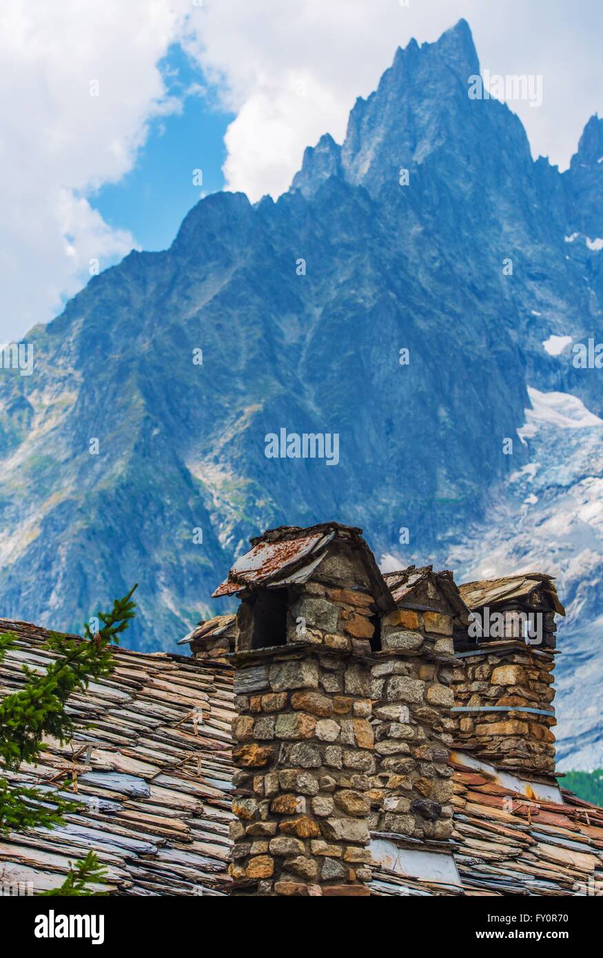 Vintage Italian Alp Architecture. Toit rocheux et cheminées. Style Vintage alpin italien. Banque D'Images