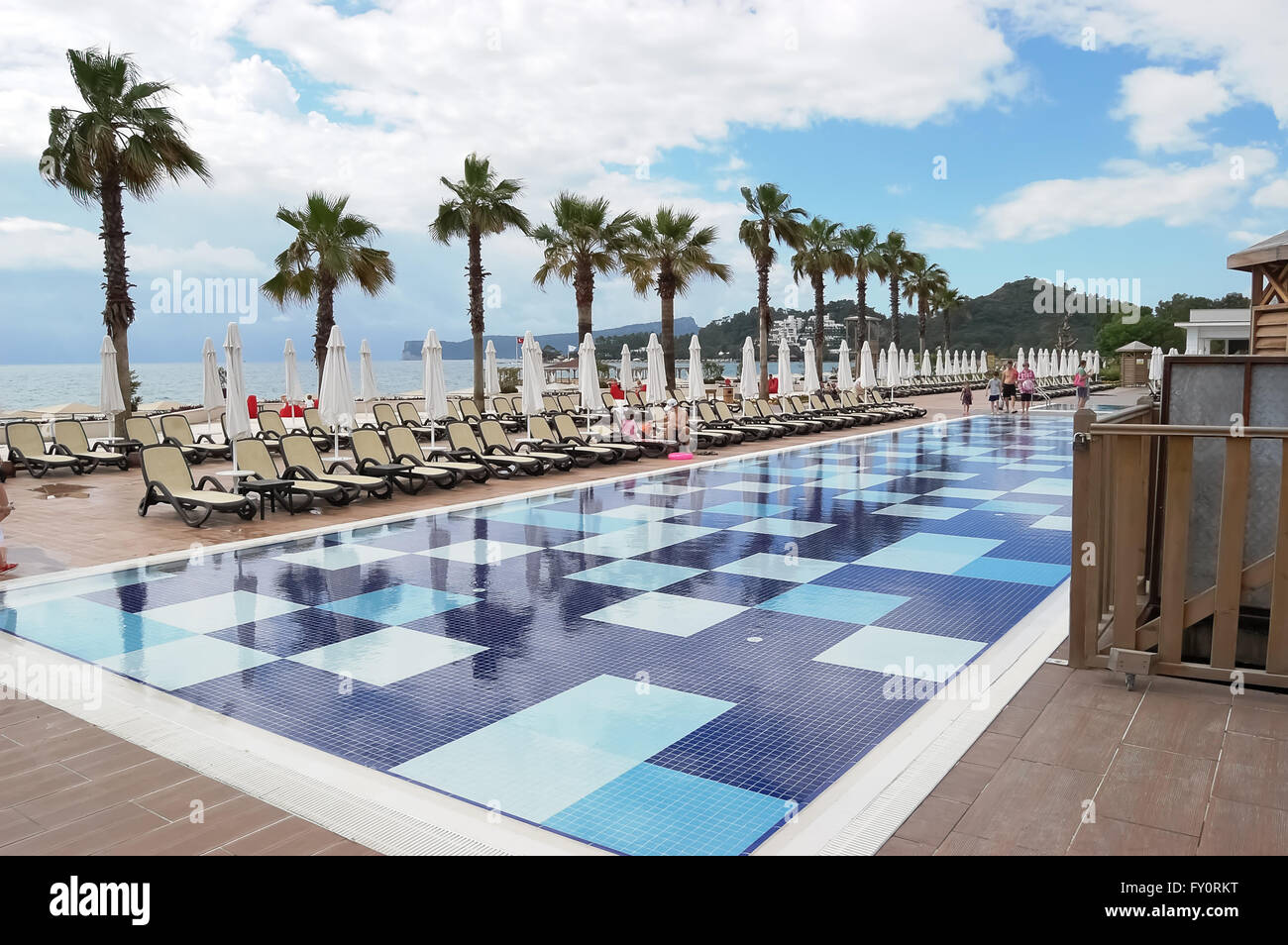 Kemer, Antalya, Turquie - 30 MAI 2015 : Piscine et palmiers près de la plage à Sherwood Club, la Turquie. Banque D'Images