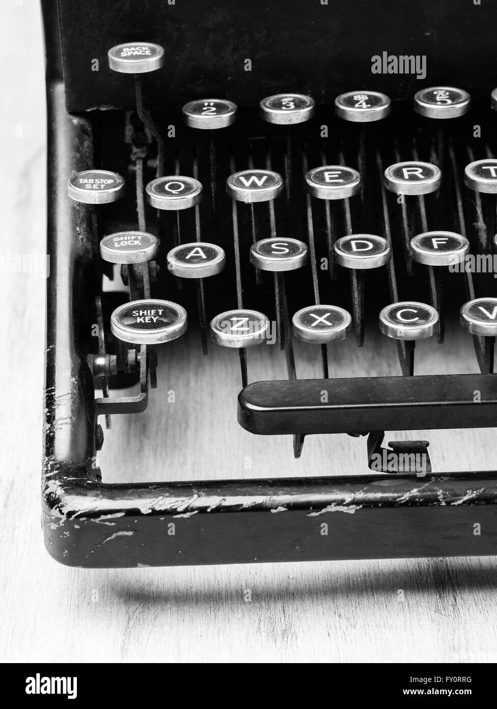 Gros plan d'une machine à écrire vintage en noir et blanc. Banque D'Images