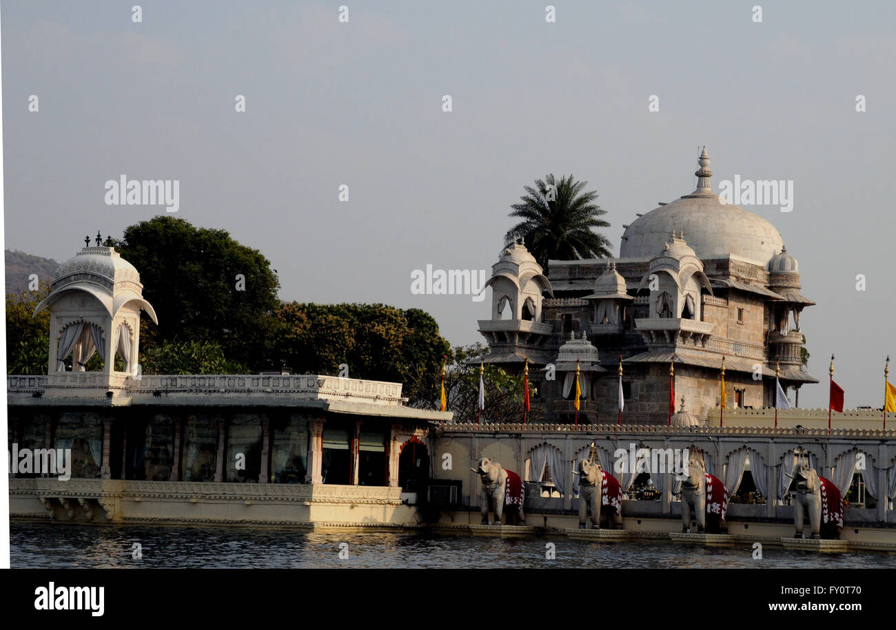 Jag Mandir, ou le lac Garden Palace, est construite sur une île du lac Pichola, Udaipur, Inde. Banque D'Images