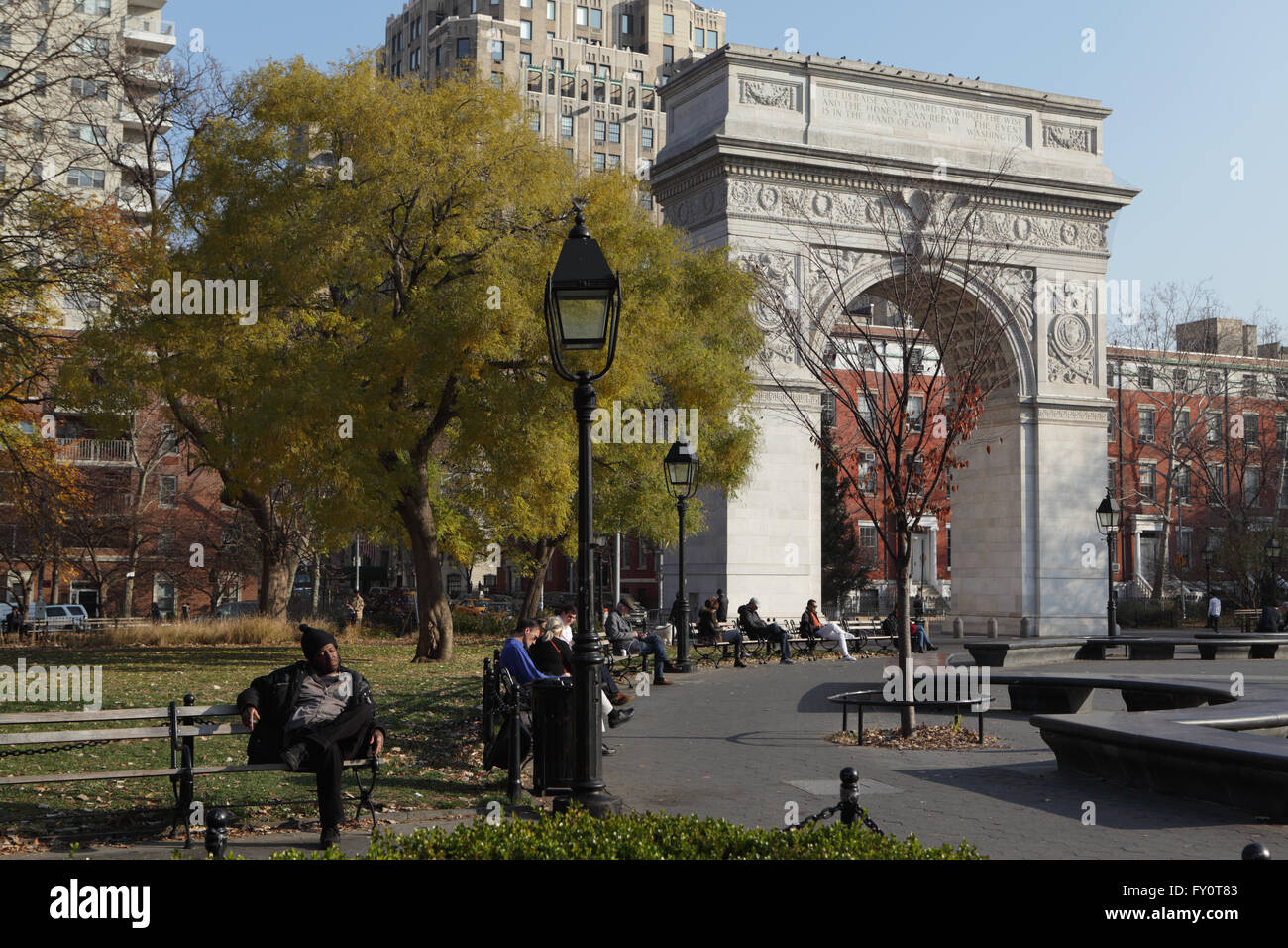 Washington Square Park, New York, par une chaude journée d'hiver. Le Washington Square Arch est une en arc de triomphe construit en 1892 dans la région de W Banque D'Images