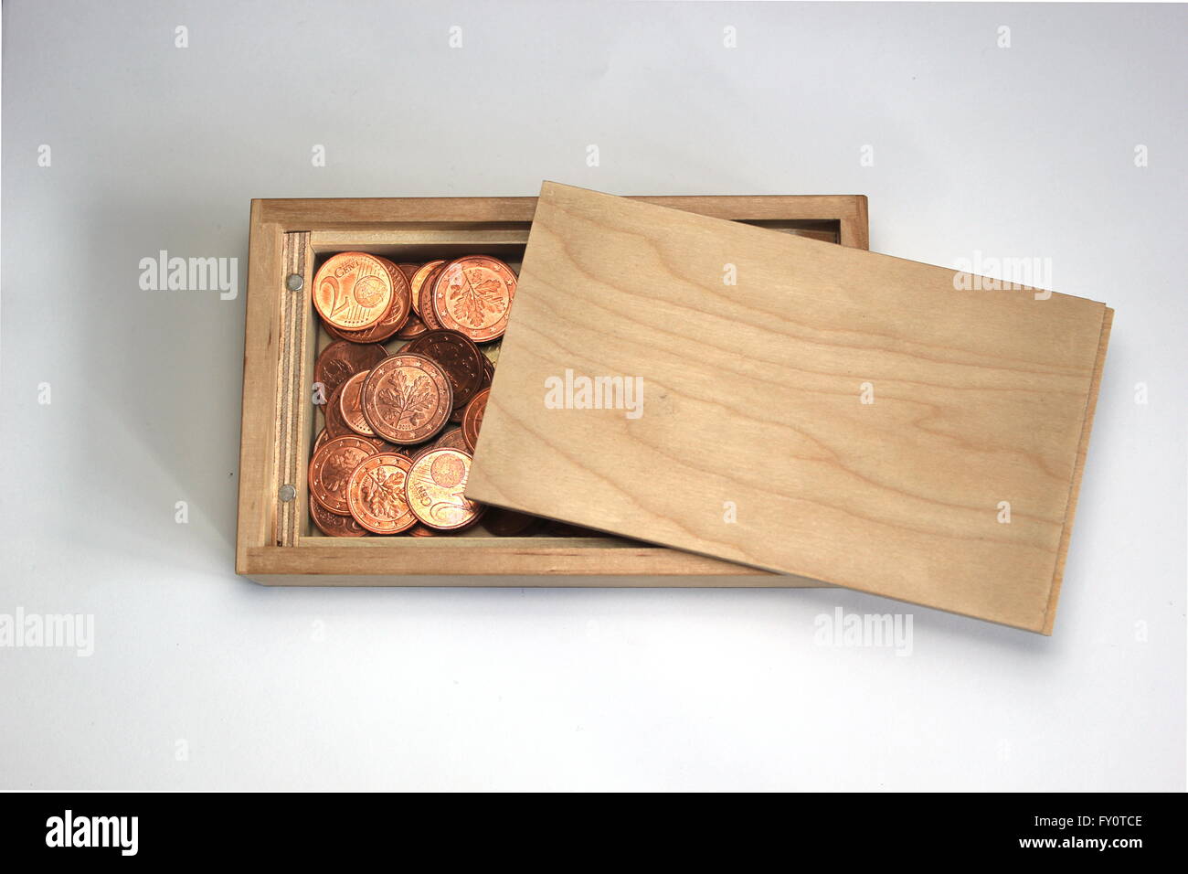 Boîte en bois avec des pièces de monnaie européenne. Banque D'Images