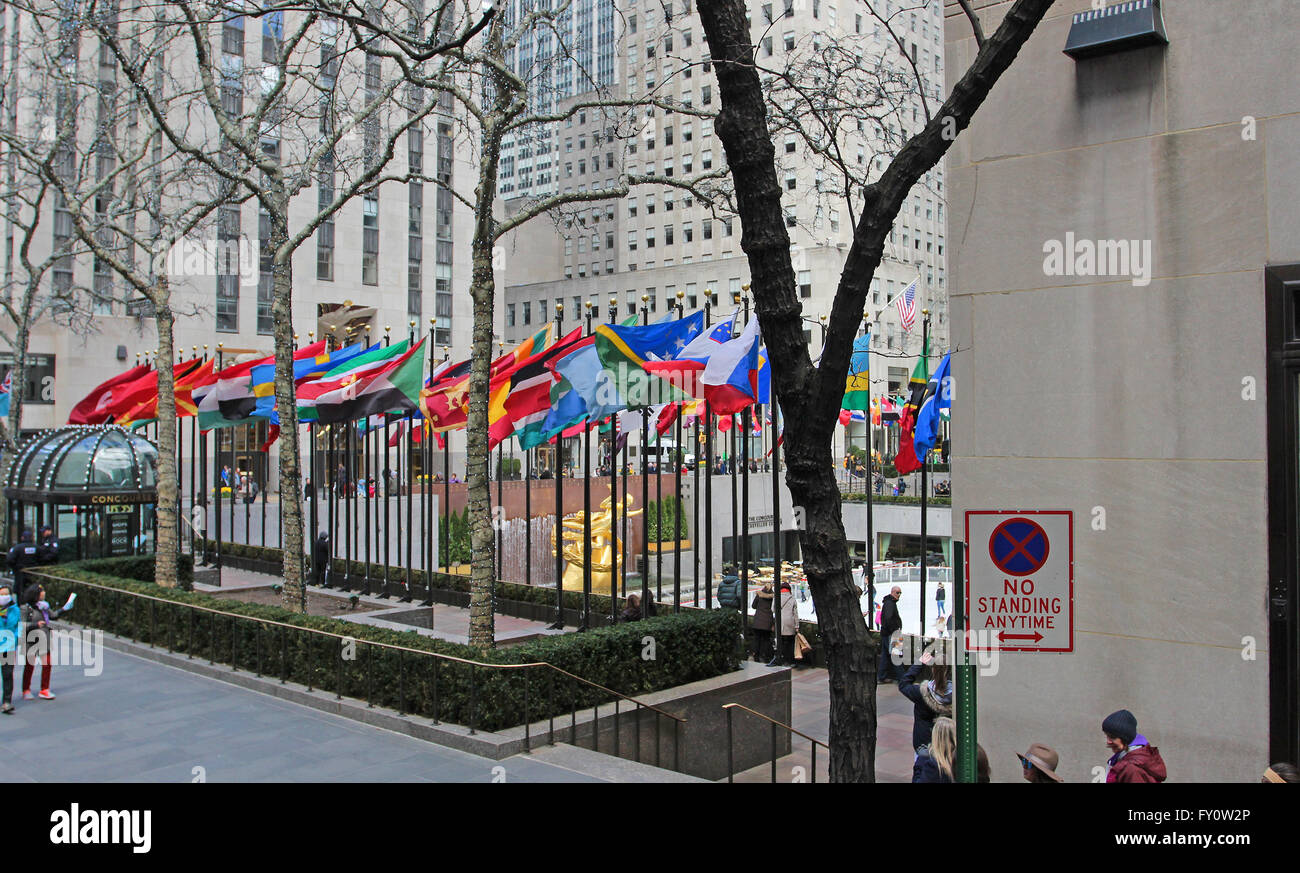 Drapeaux flottants au Rockefeller Center, New York Manhattan mi Banque D'Images