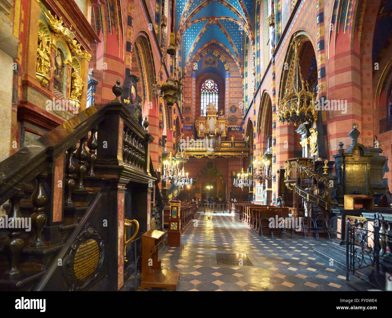 Église Notre Dame élevée au ciel (St. Mary's Church), intérieur de la Basilique, Cracovie, Pologne, Europe (UNESCO) Banque D'Images