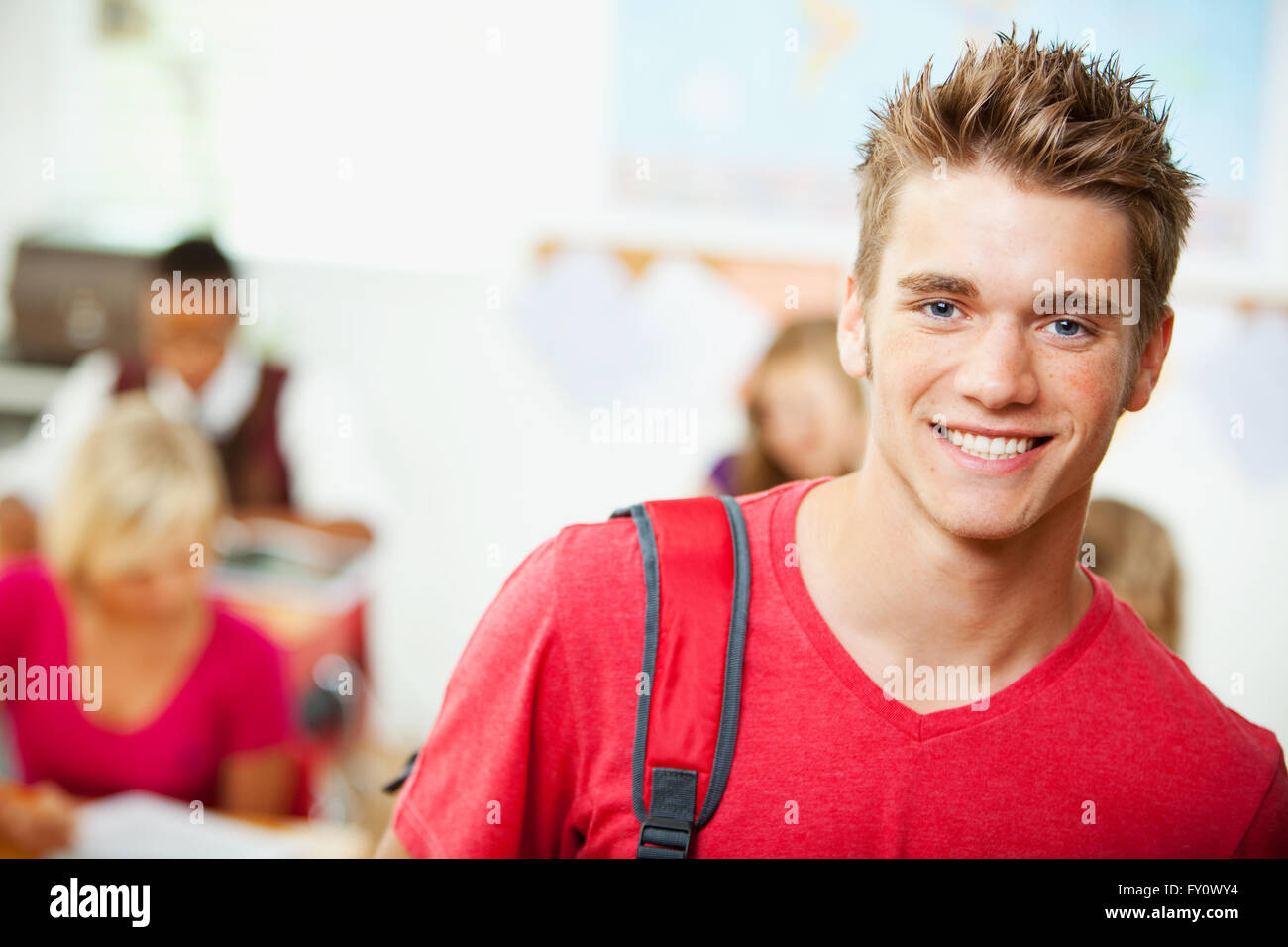 Une vaste série d'un groupe d'élèves avec un professeur, dans une école de classe. Banque D'Images