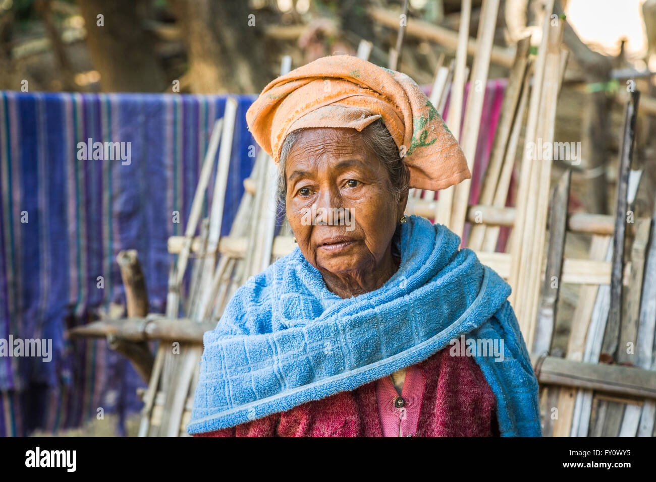 Villageois birmans, une dépression à la vieille femme portant une serviette enrouler dans un village sur le fleuve Irrawaddy, Myanmar (Birmanie) Banque D'Images
