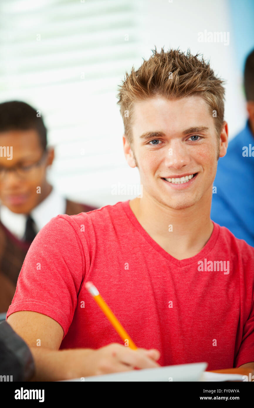 Une vaste série d'un groupe d'élèves avec un professeur, dans une école de classe. Banque D'Images