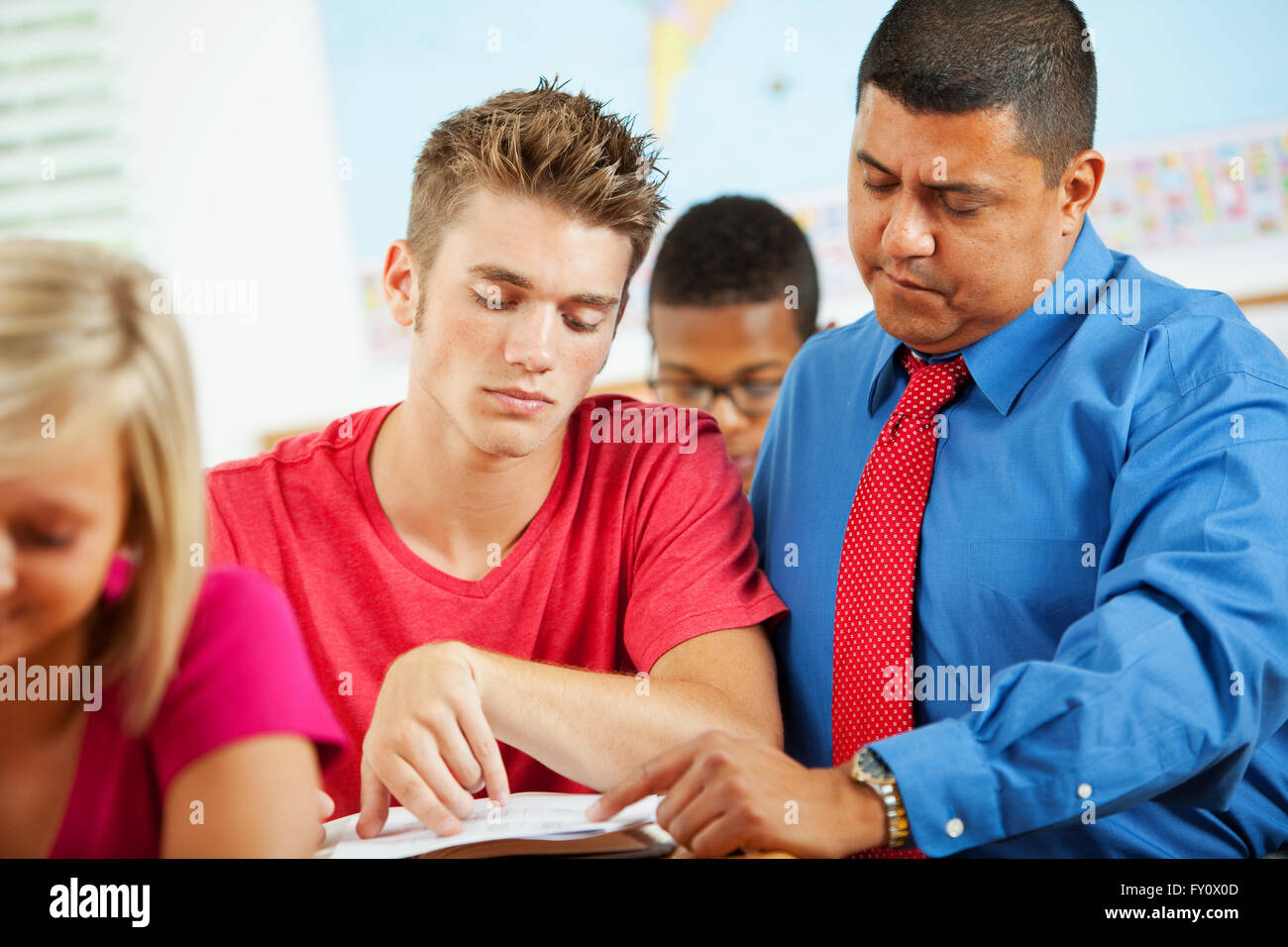 Une vaste série d'un groupe d'élèves avec un professeur, dans une école de classe. Banque D'Images