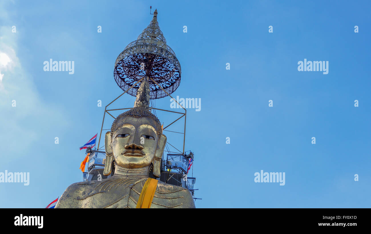 Portrait Bouddha debout en face de ciel bleu Banque D'Images
