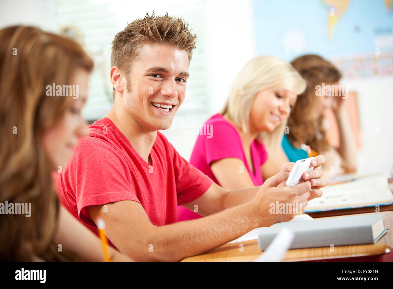 Une vaste série d'un groupe d'élèves avec un professeur, dans une école de classe. Banque D'Images