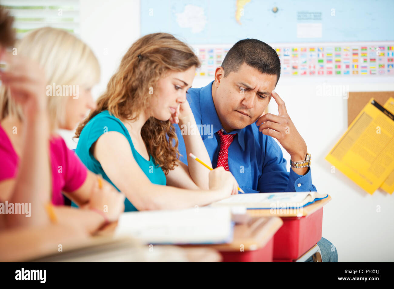 Une vaste série d'un groupe d'élèves avec un professeur, dans une école de classe. Banque D'Images