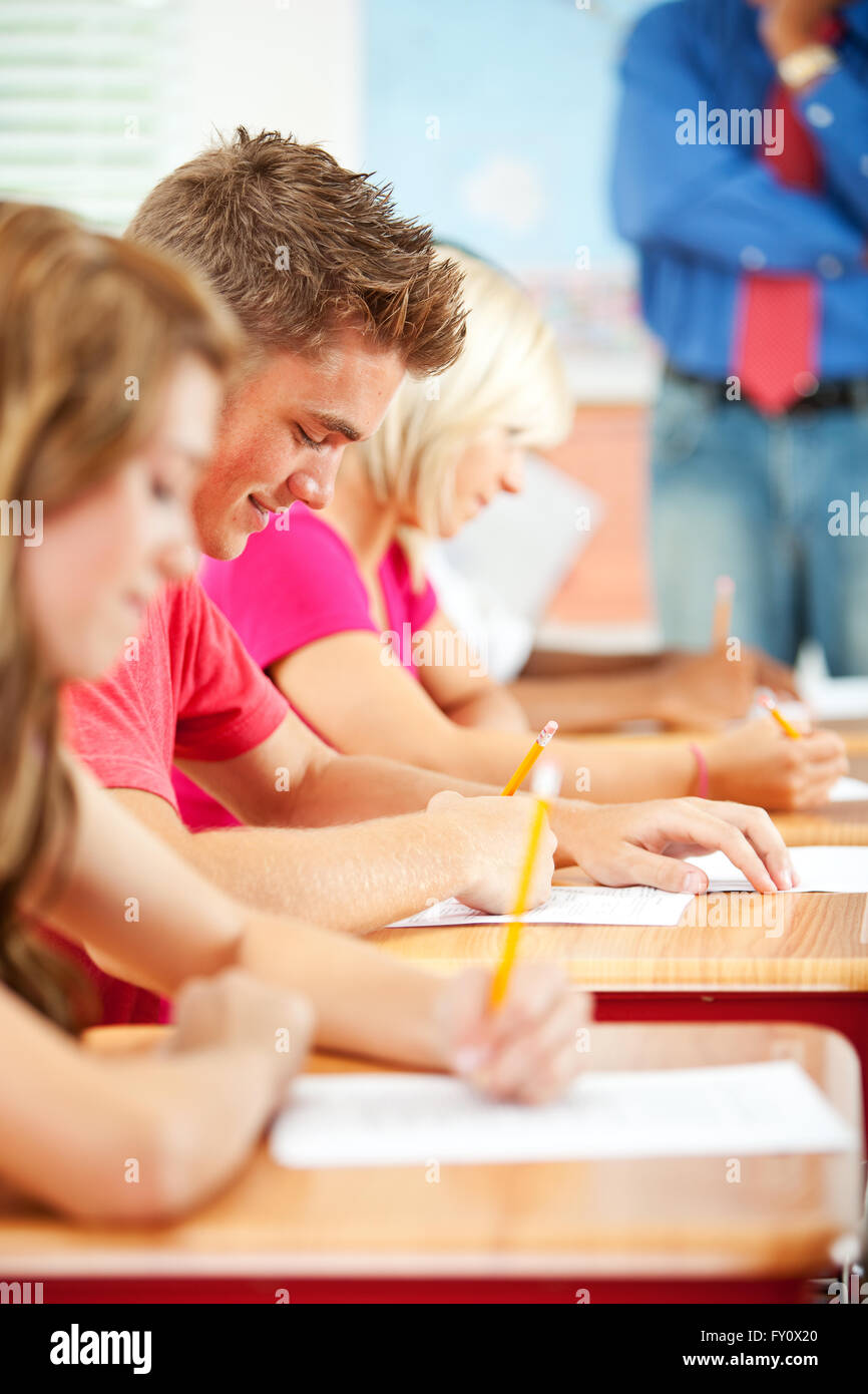 Une vaste série d'un groupe d'élèves avec un professeur, dans une école de classe. Banque D'Images