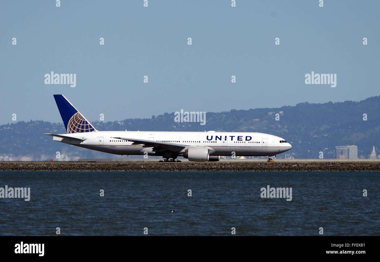United Airlines Boeing 777-200ER en taxi pour le départ à l'Aéroport International de San Francisco Banque D'Images