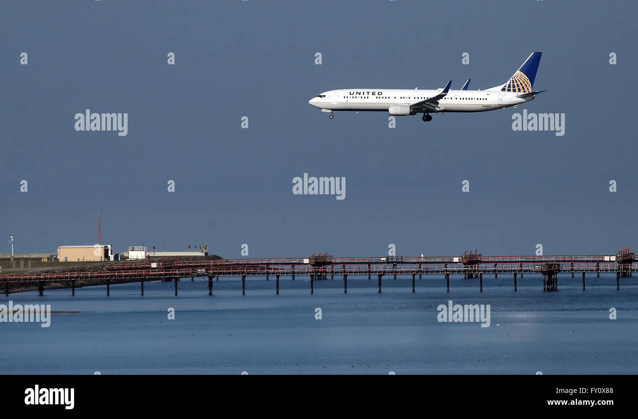 United Airlines Boeing 737-800 arrive à l'Aéroport International de San Francisco. Banque D'Images