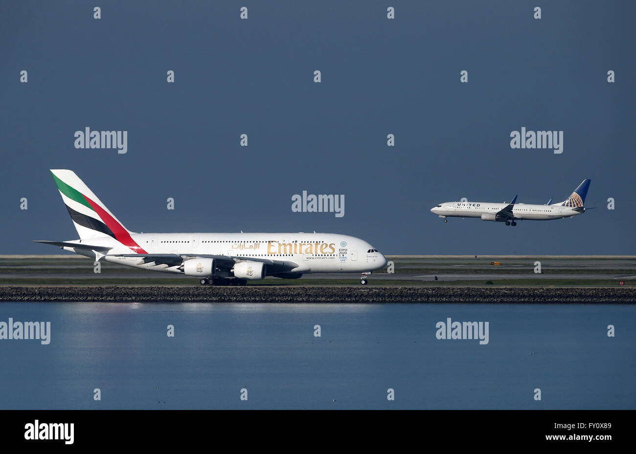 United Airlines Boeing 737-800 de la compagnie aérienne Emirates et Airbus A380 à l'Aéroport International de San Francisco Banque D'Images