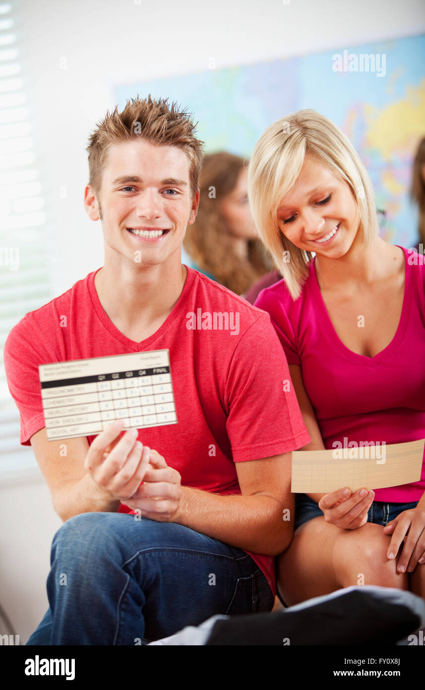 Une vaste série d'un groupe d'élèves avec un professeur, dans une école de classe. Banque D'Images
