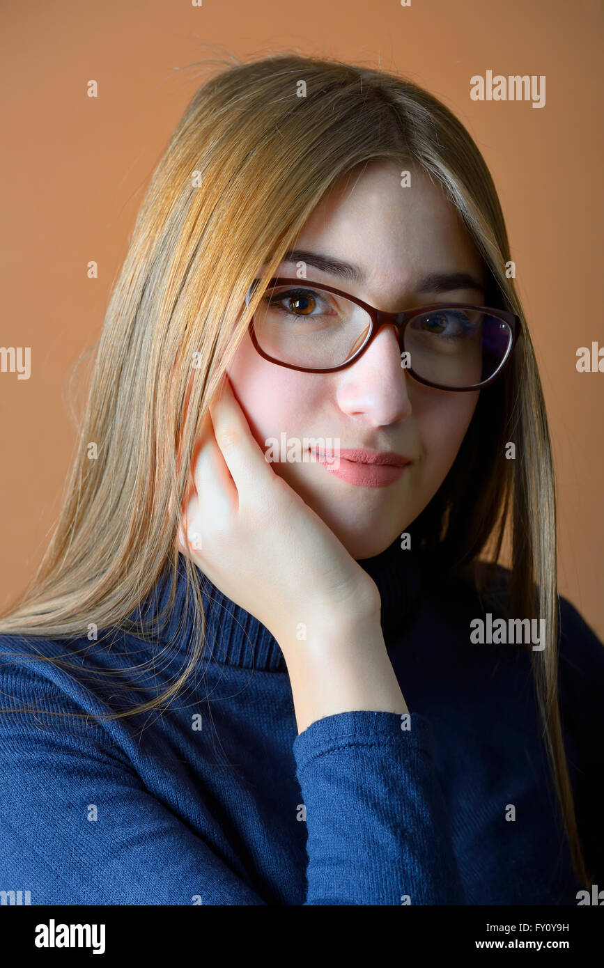 Portrait de jeune femme portant des lunettes Banque D'Images