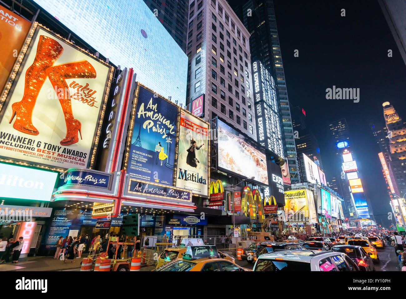 NEW YORK - 12 juin 2015 : Times Square de nuit avec des panneaux lumineux de la meilleur spectacle de Broadway Banque D'Images