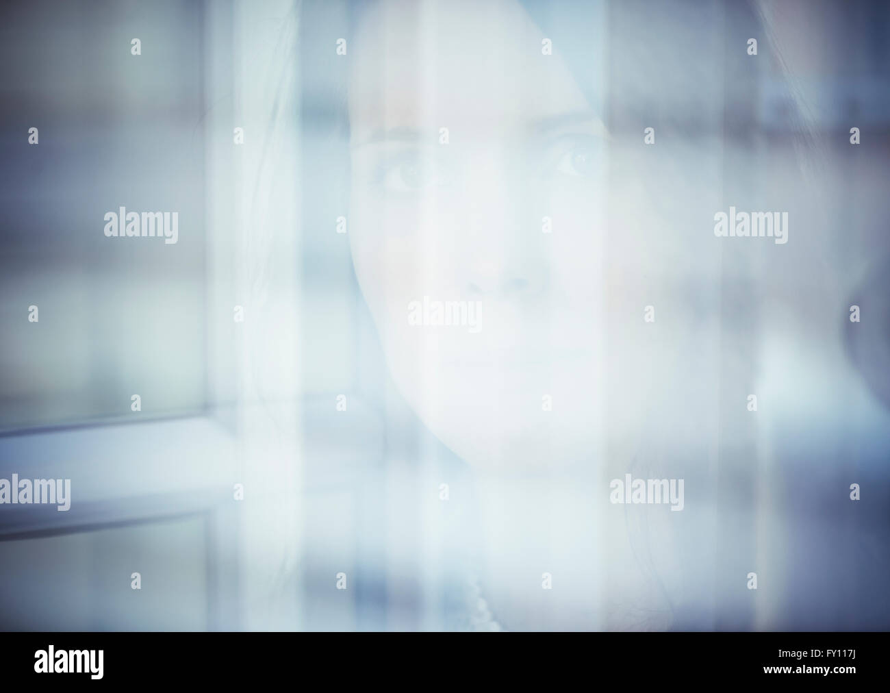 Portrait de femme anxiuos par une fenêtre. Concept de la tristesse, la peur et l'incertitude. Banque D'Images