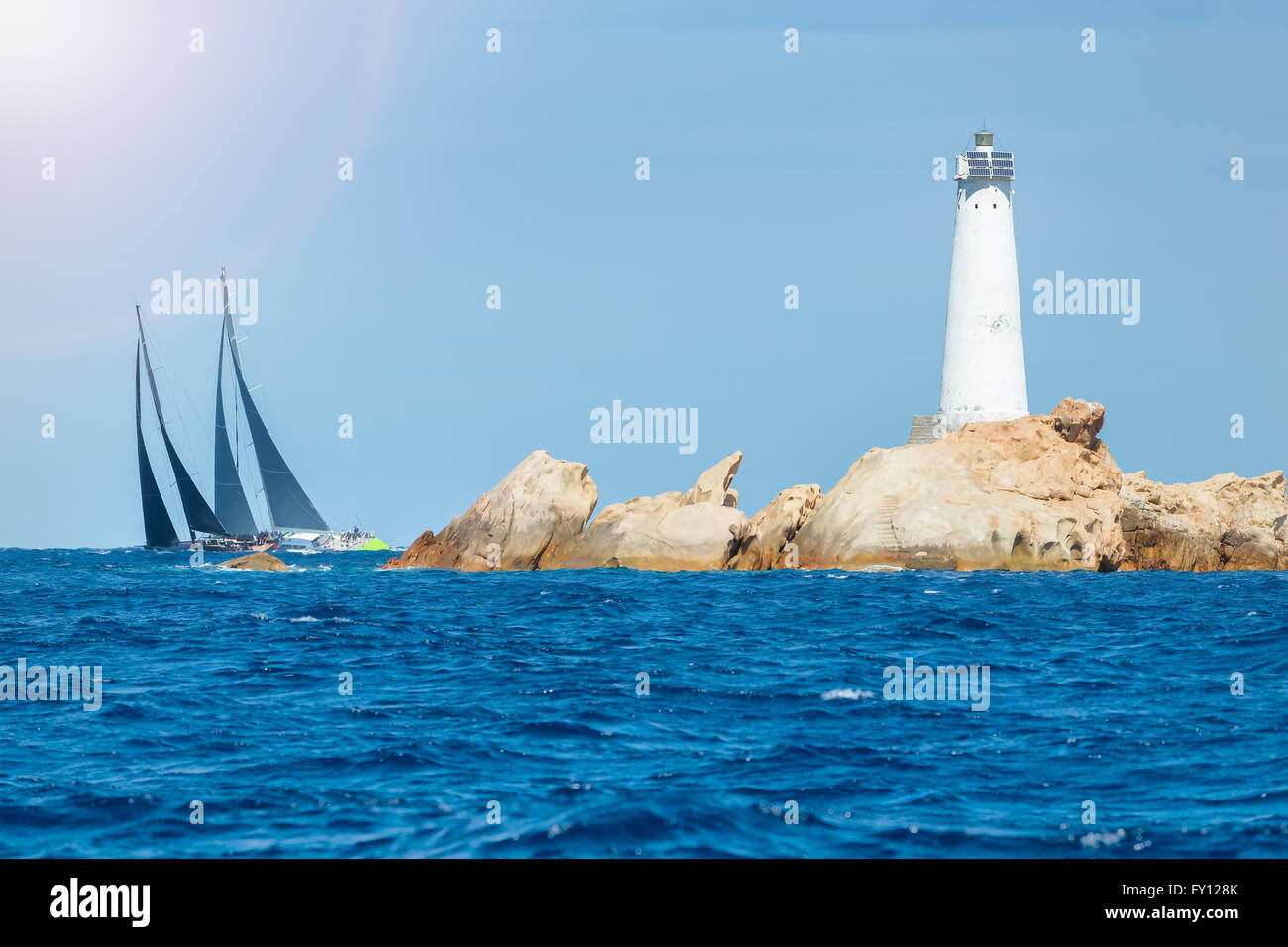 La voile en Sardaigne, Italie, phare de l'île Monaci Banque D'Images