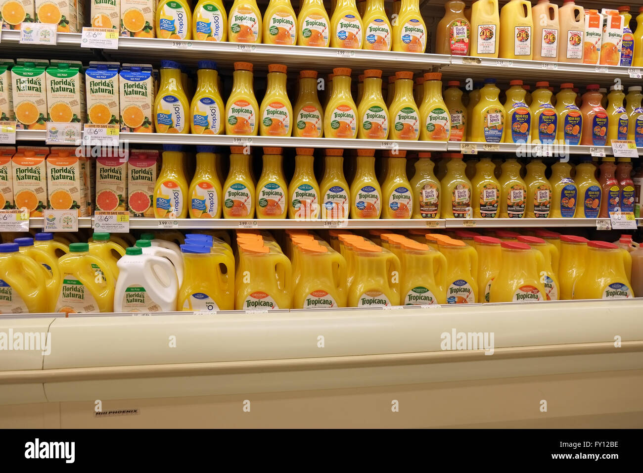 Bien garni de tablettes dans un supermarché en Floride, Avril 2016 Banque D'Images