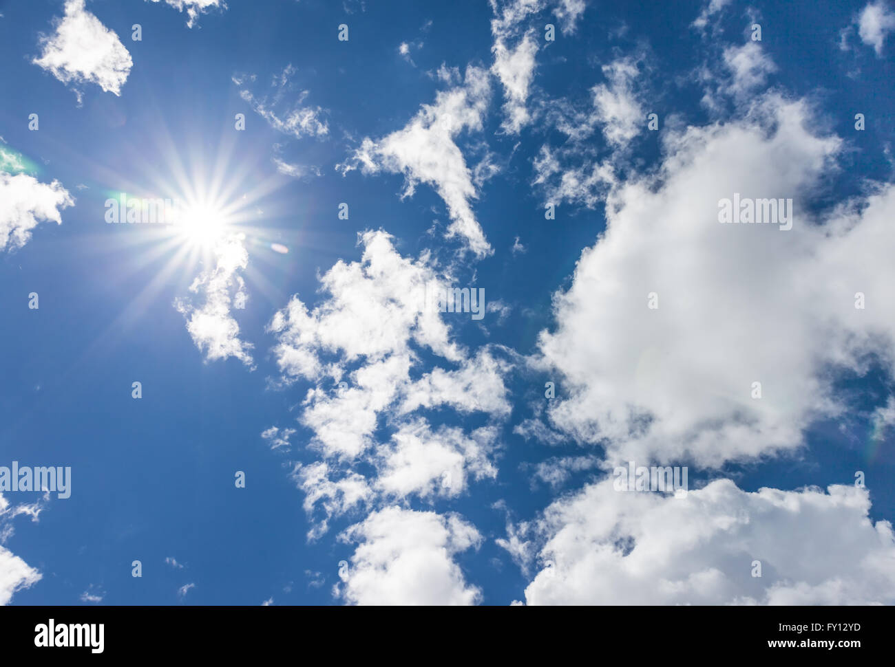 Clair, ciel bleu et soleil en été dans les montagnes Banque D'Images