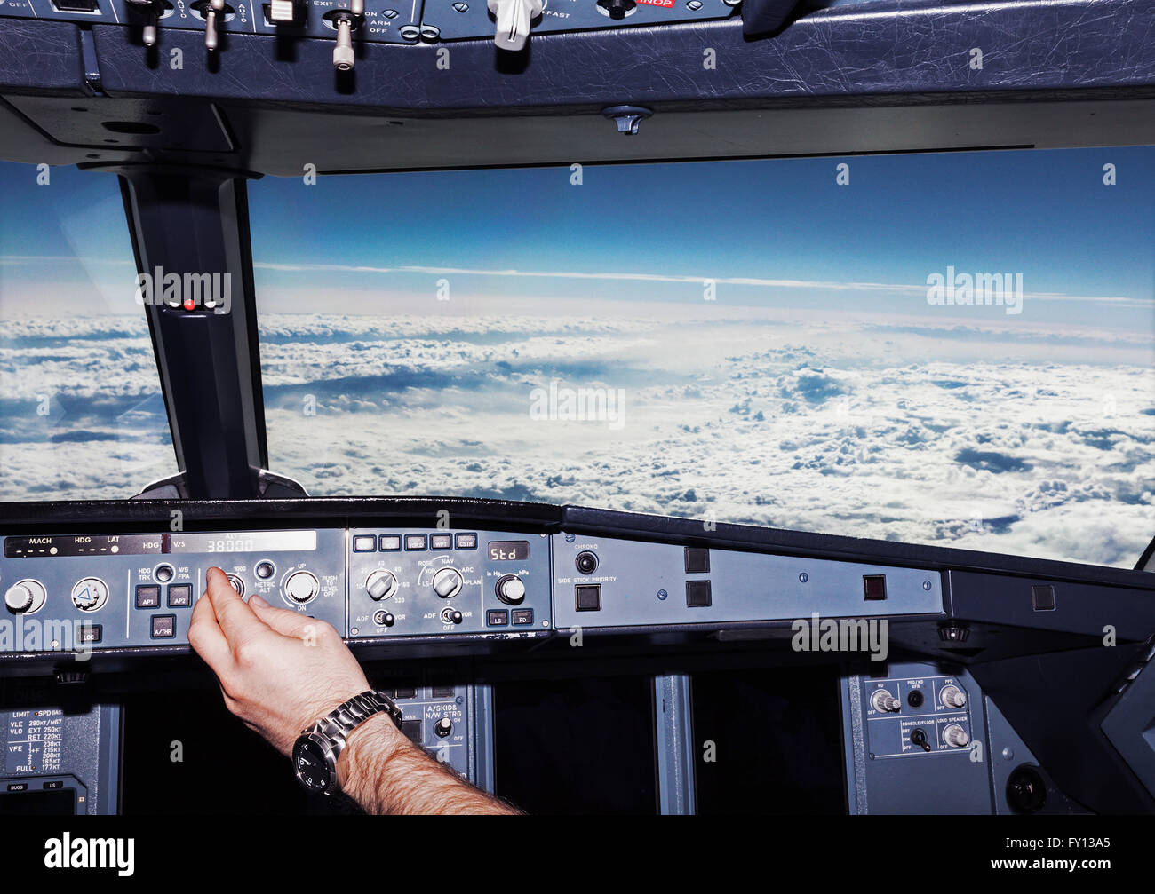 Image recadrée de pilot in airplane cockpit Banque D'Images