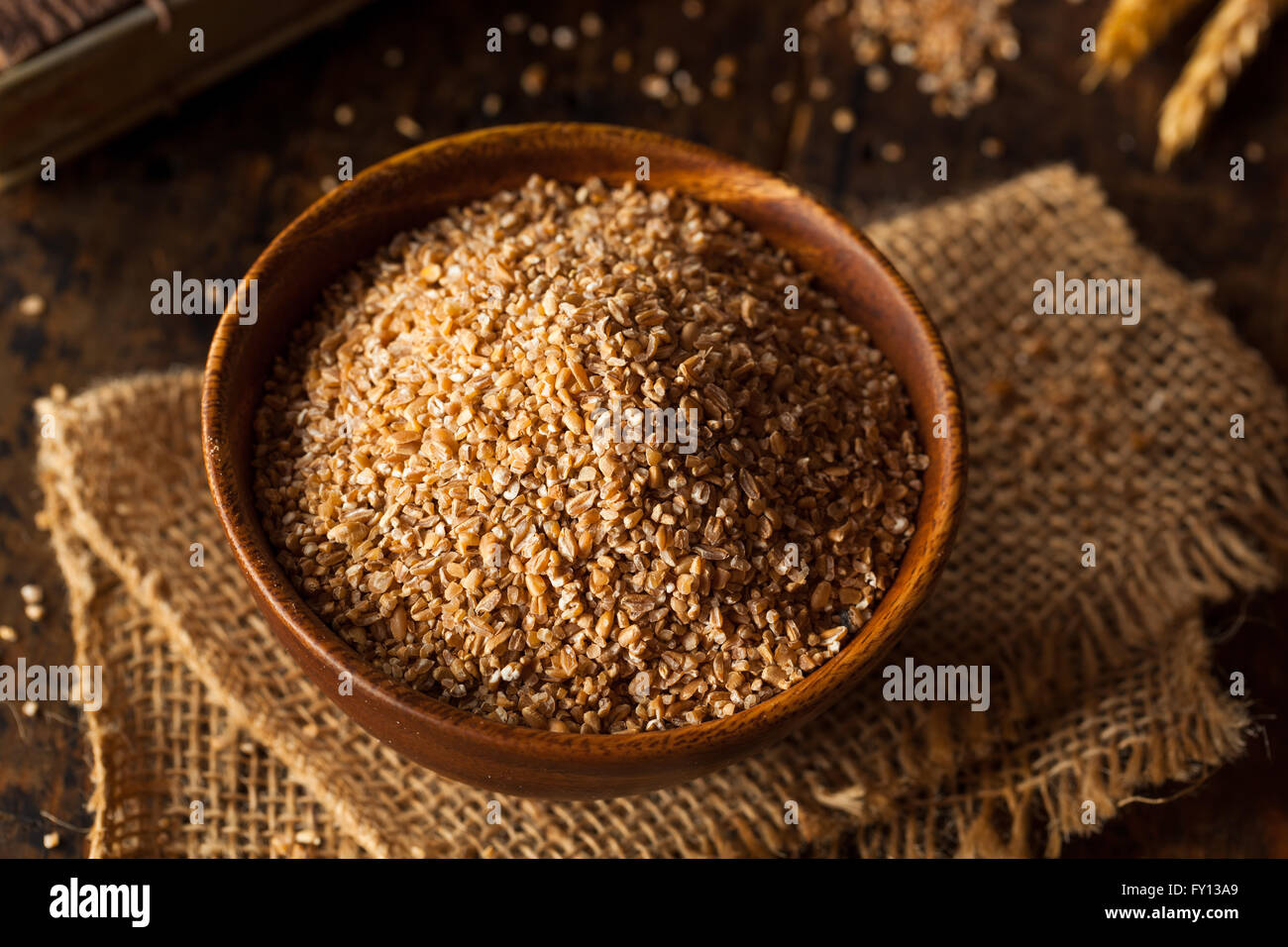 Grains entiers biologiques crus prêts à l'emploi de blé concassé Banque D'Images