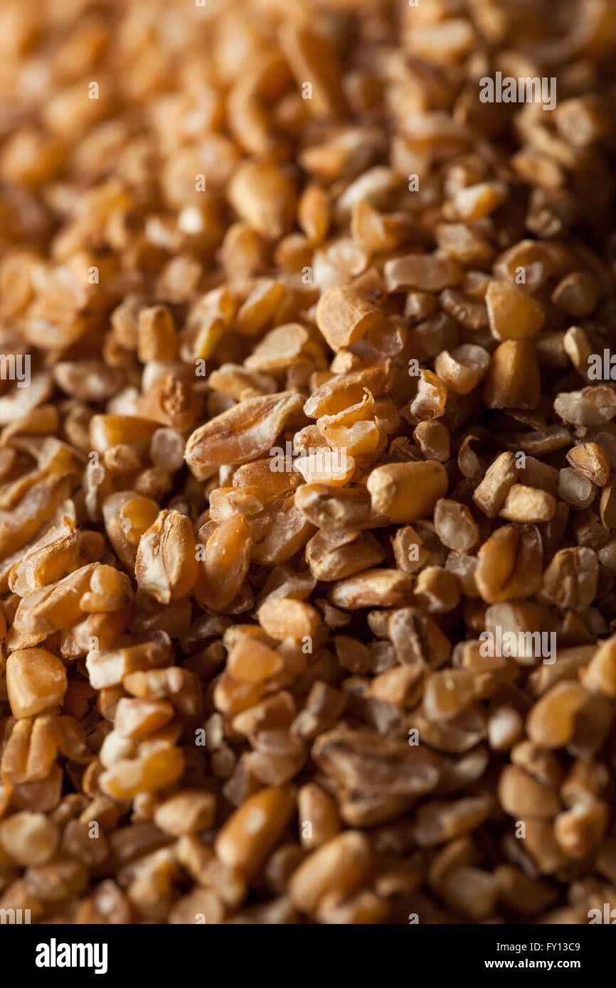 Grains entiers biologiques crus prêts à l'emploi de blé concassé Banque D'Images