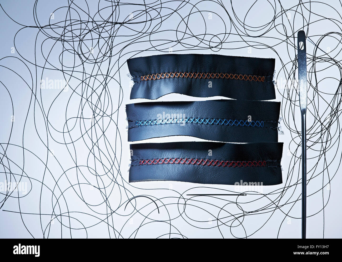 Coutures sur tissus en cuir avec aiguille contre fond blanc Banque D'Images