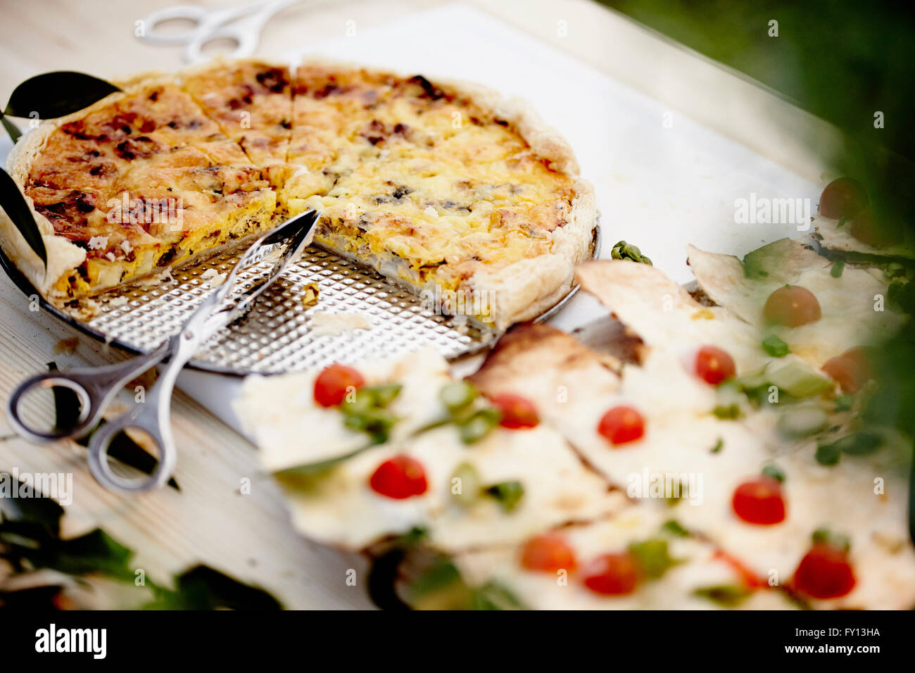 Coupe De Pizza Sur L'assiette Avec Cuillère Et Fourchette Sur Fond De Table  En Bois Photo stock - Image du personne, international: 158636072