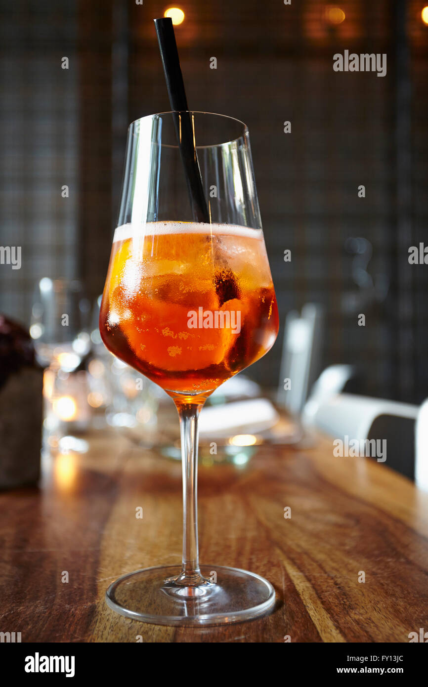 Close-up of cocktail apéritif en verre sur la table en bois Banque D'Images