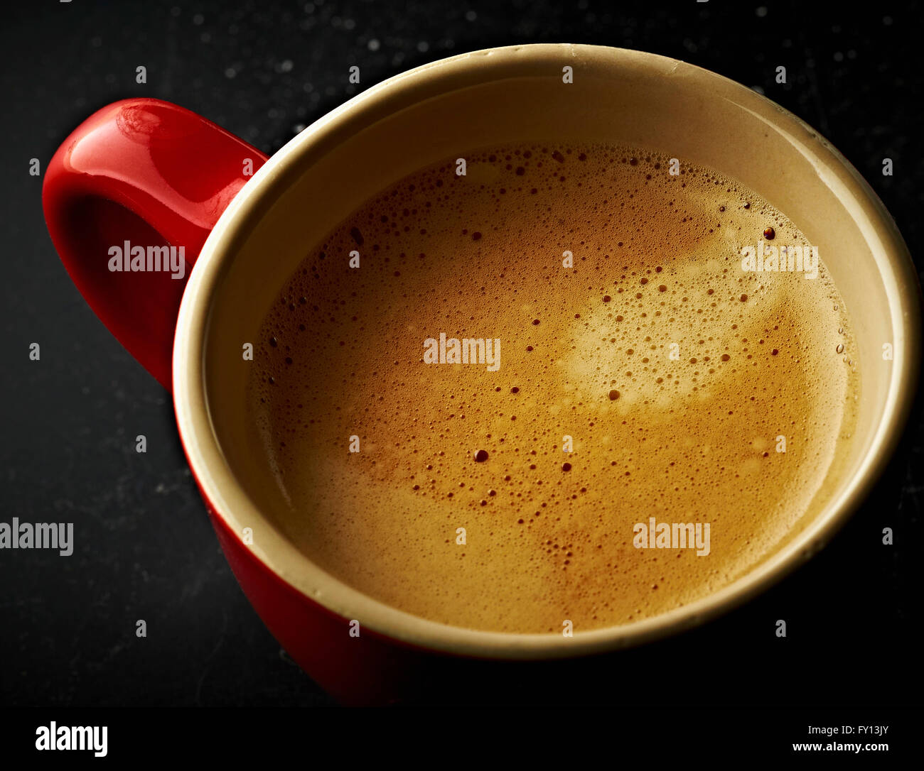 Portrait de café en tasse rouge sur la table Banque D'Images