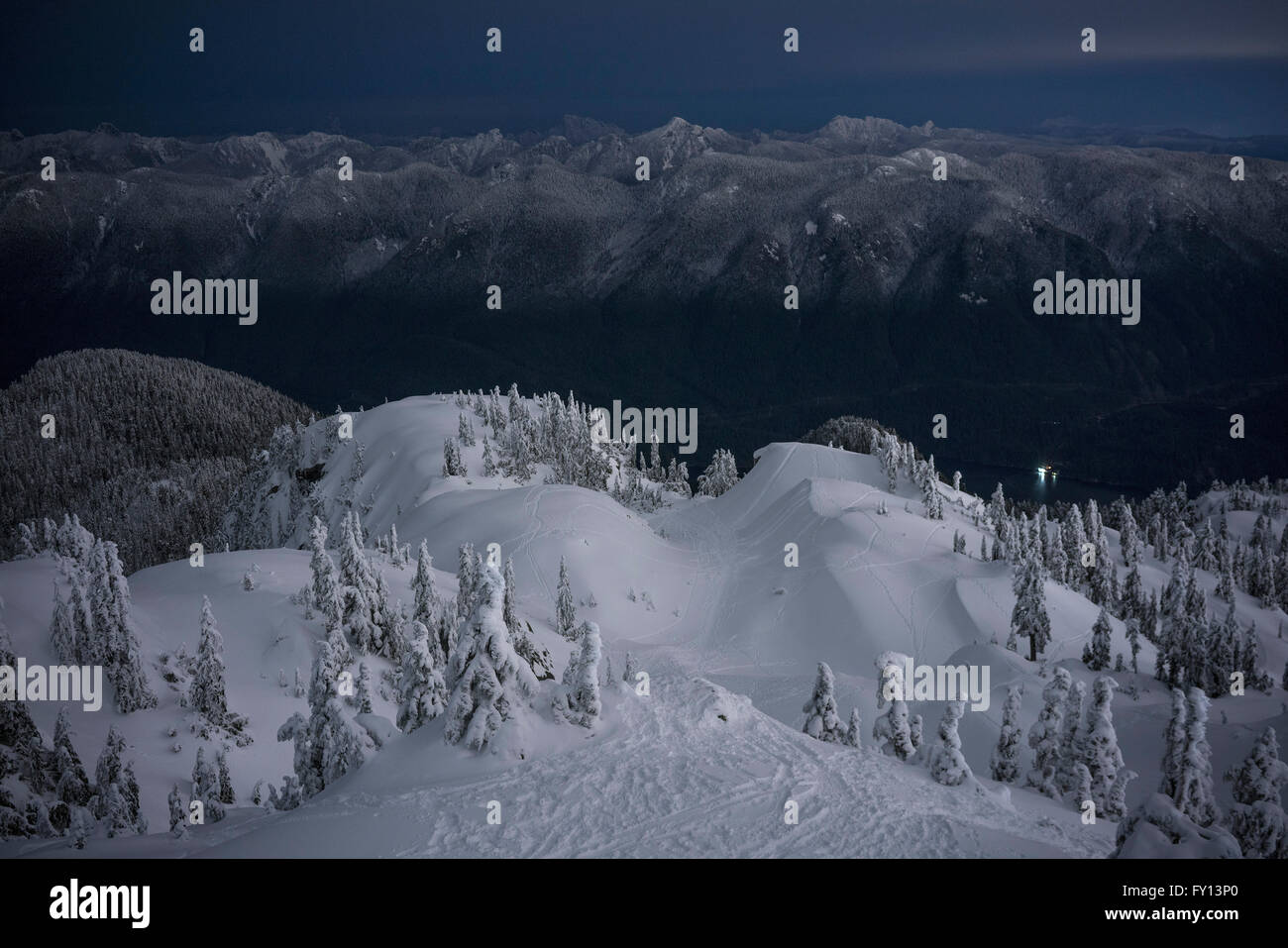 Vue idyllique de snowcapped Mount Seymour au crépuscule, British Columbia, Canada Banque D'Images