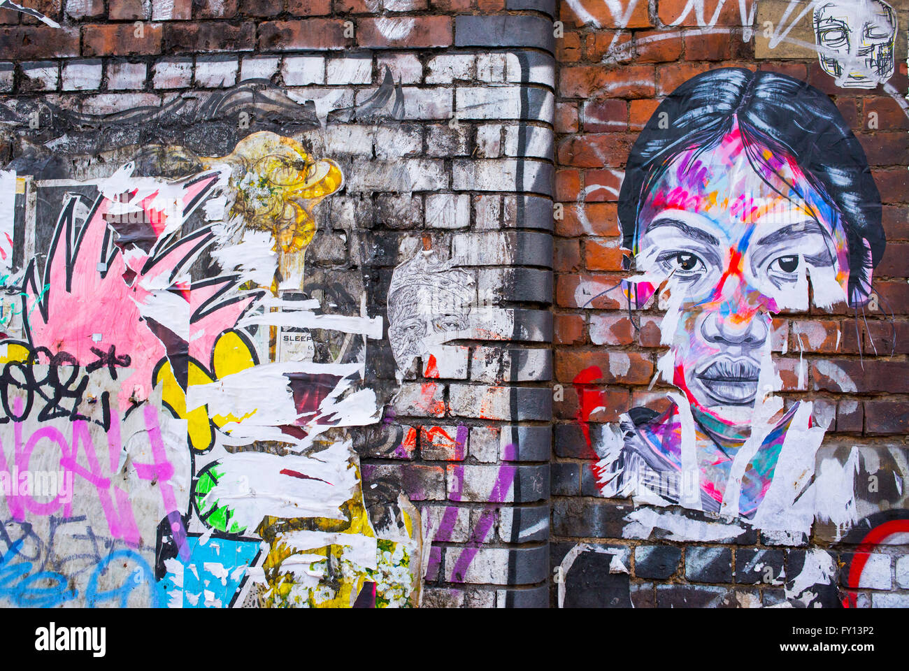 Graffiti murale représentant un oriental girl sur un mur de briques. Gribouillis et d'écrits sur le côté. Banque D'Images