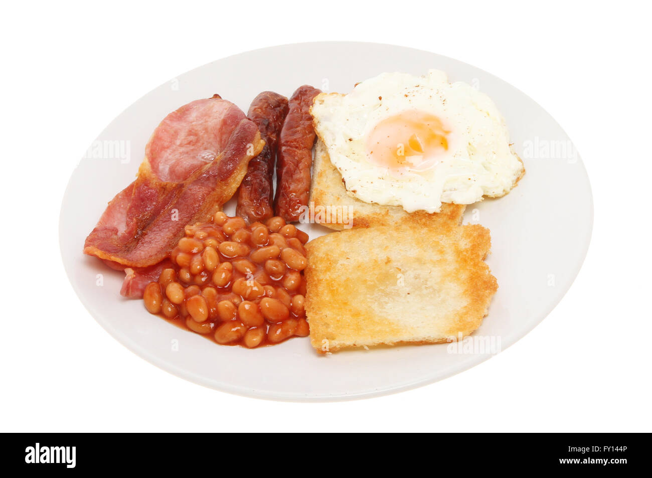 Petit déjeuner maison, saucisse, bacon, pain frit, œuf frit, haricots, sur une assiette blanche contre isolés Banque D'Images